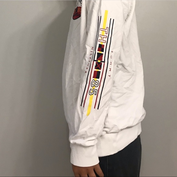 Tommy Hilfiger CREWNECK!! - Picture 2 of 2